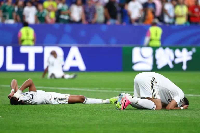 Abdulelah Al-Amri and Ali Lajami look dejected after the match with Cape Verde as Saudi Arabia are eliminated from the World Cup [File: Pedro Nunes