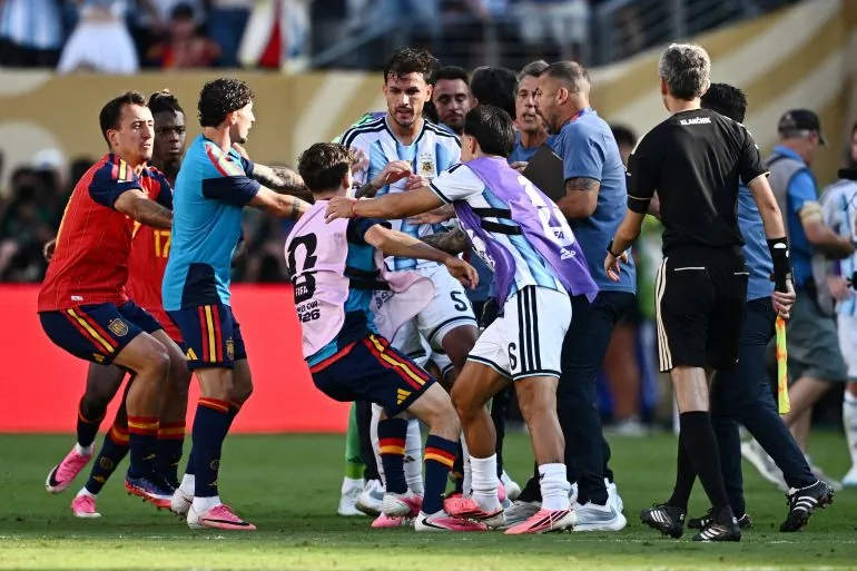 Soccer Football - FIFA World Cup 2026 - Final - Spain v Argentina - New York/New Jersey Stadium, East Rutherford, New Jersey, U.S. - July 19, 2026 Argentina's Leandro Paredes and Lisandro Martinez clash with Spain's Gavi after the match REUTERS/Dylan Martinez REFILE - CORRECTING ID