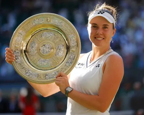 Linda Noskova holds the Venus Rosewater Dish